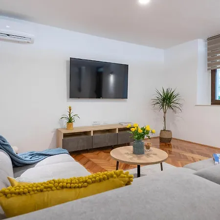 3 Bedroom In * Pula
